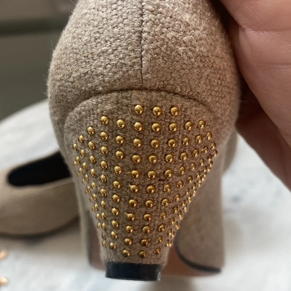 NEMAN MARCUS Made in Italy Classic Style Natural Oatmeal Gold Studded Low Heel - Picture 6 of 6